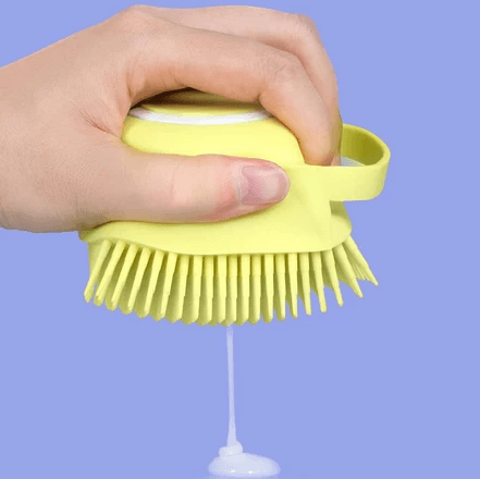 Shampoo saindo pelas cerdas ao apertar a escova