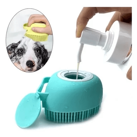 Escova verde sendo abastecida com shampoo