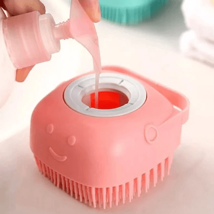 Abastecendo a escova rosa com shampoo