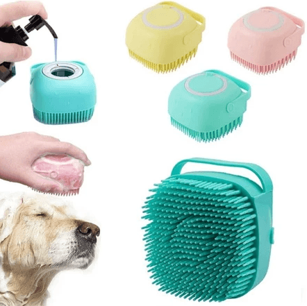 As três cores e a escova em uso no banho do cachorro
